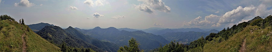 Dalle creste del Suchello ampia vista verso i paesi e i monti della Val Serina